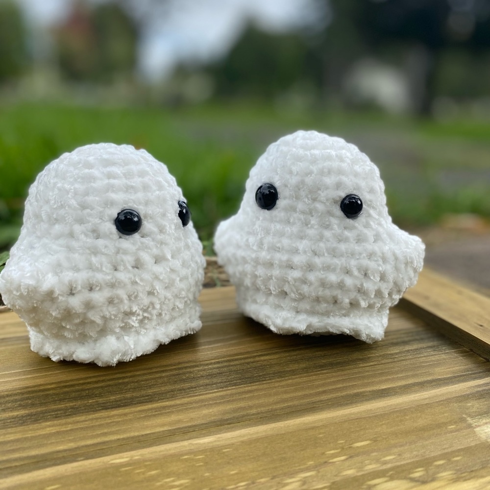 Handmade velvet crochet ghost plushie - Picture 1 of 7